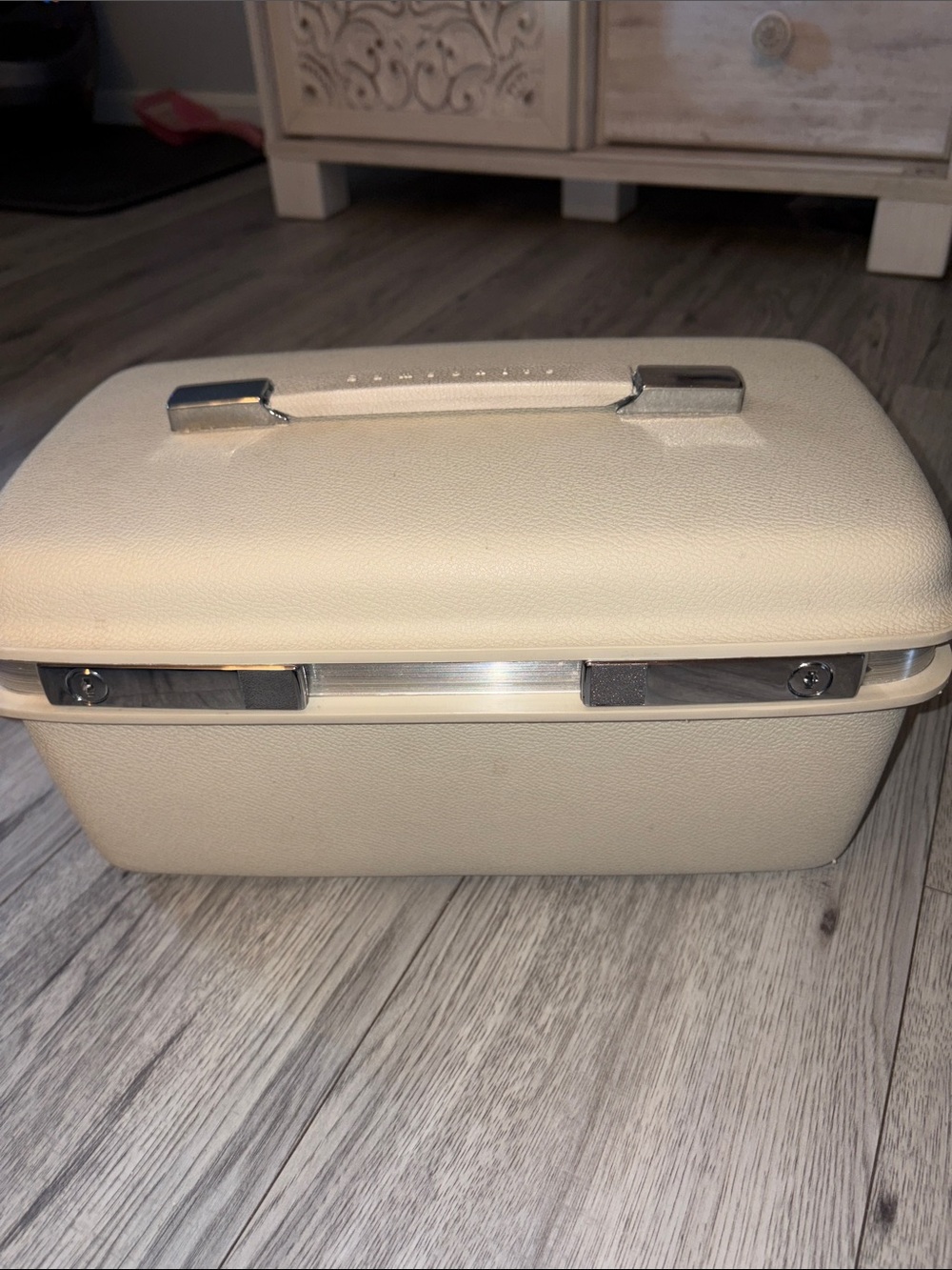 Samsonite Cream Jewelry Travel Case with Silver Accents luggage/caboodle